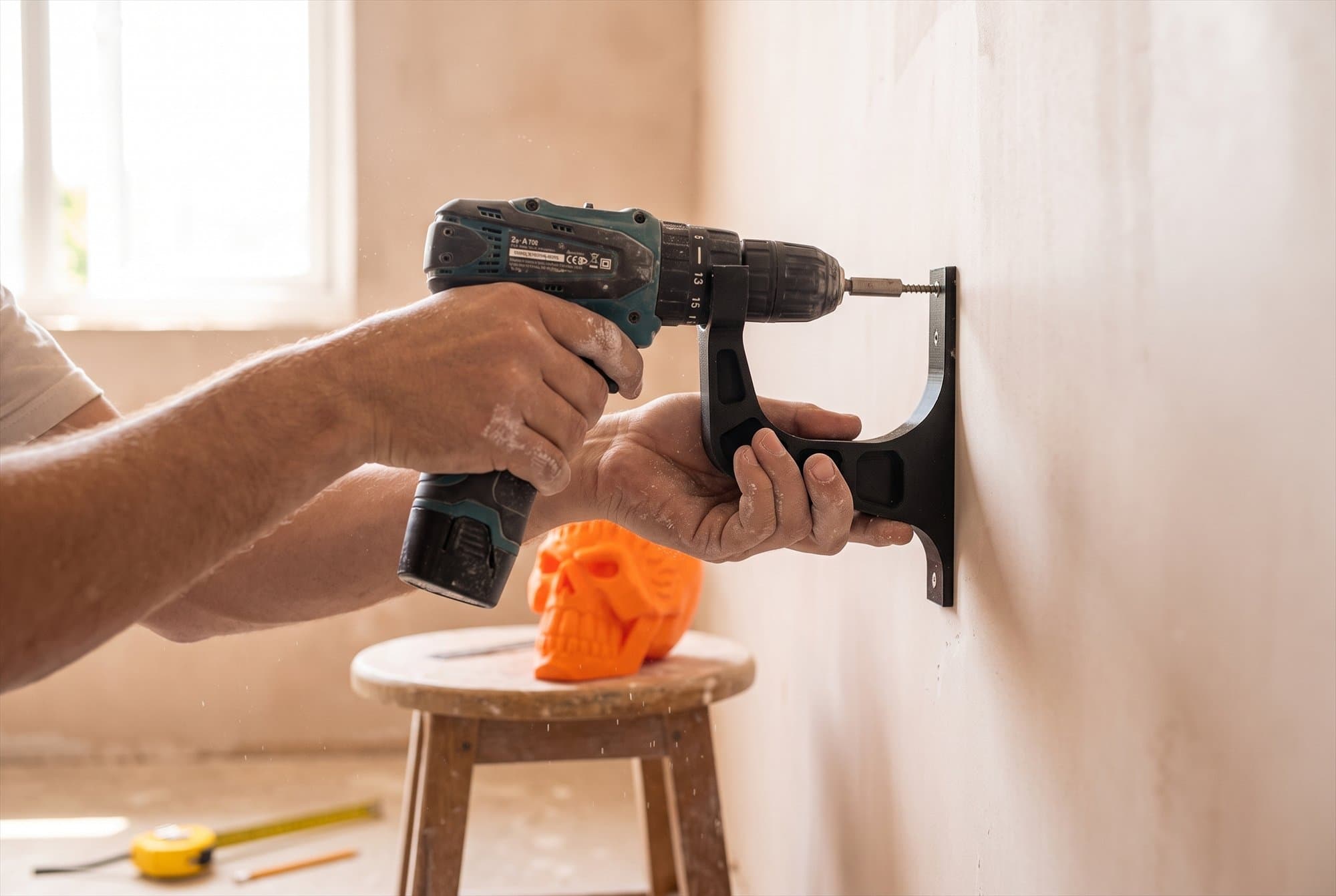 Fitting the SKELMET bracket to a wall with a drill